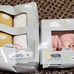 Moon and Stars Swaddle Cotton Blanket Set 2, 30 in x 40" pink baby booties